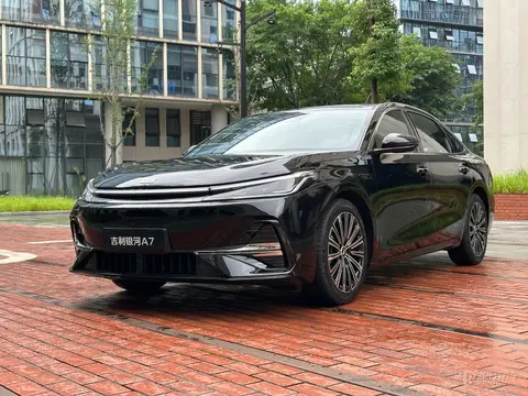 吉利银河A7正式亮相 亏电油耗2.67L 综合续航超2100km
